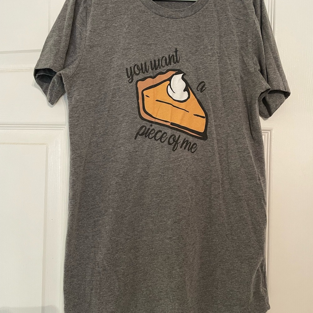 Kittenish size S Gray Graphic T-Shirt with Pie Design EUC